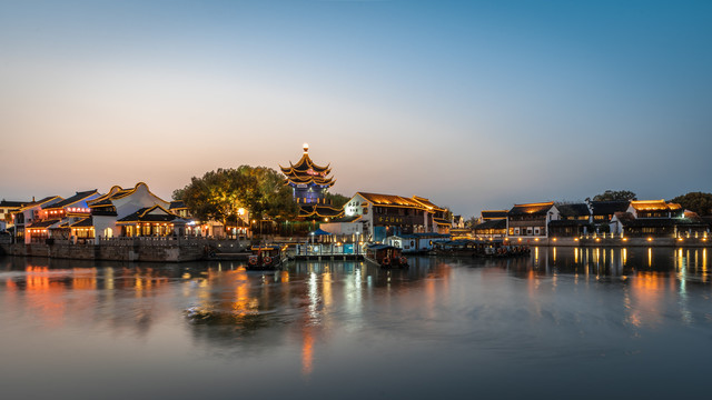 苏州山塘街黄昏夜景