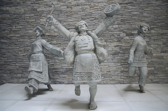羌族人物雕塑