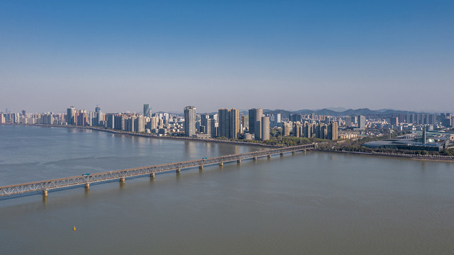 杭州钱塘江大桥和城市天际线