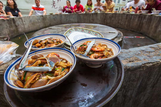 广东湛江特色美食海鲜捞粉