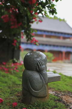 雨中寺庙