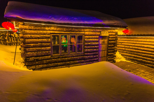 阿尔山雪村木屋红灯笼夜景