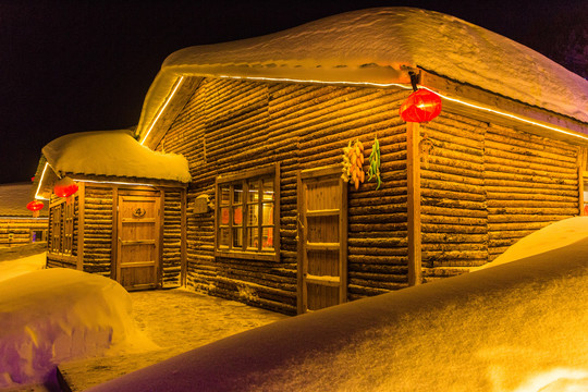 雪村木屋红灯笼大雪夜景