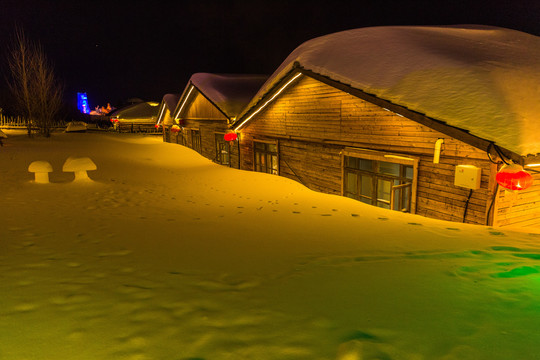 雪村积雪木屋红灯笼