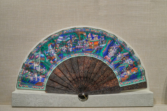 彩绘人物庭院图玳瑁折扇