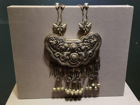 清代侗族双龙戏珠纹錾花银挂牌