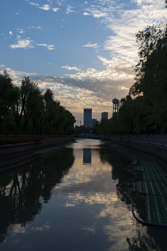 湖边建筑晚霞