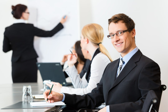 商务-商务人士在办公室举行会议或研讨会，并进行演讲