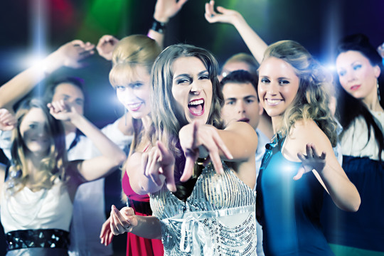 年轻人在俱乐部或迪斯科舞会上跳舞，男女朋友，玩得很开心