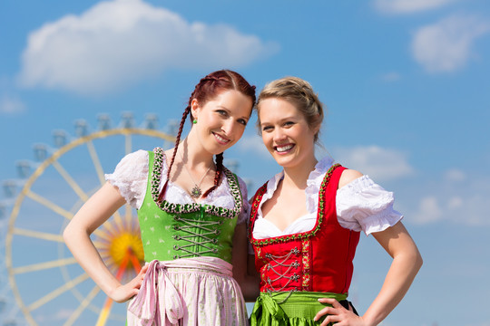穿着传统巴伐利亚服装的年轻女性在节日或啤酒节上