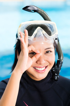 印尼女潜水员戴着眼镜和潜水管在潜水学校
