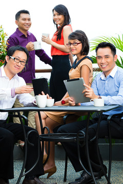 亚洲创意团队-年轻的商业人士成功的项目