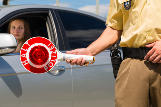 警察-交通管制中的警察或穿制服的警察停车