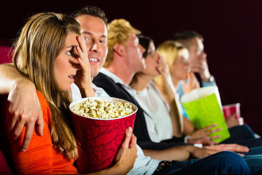 一群年轻人在电影院看恐怖电影