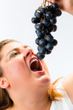 健康饮食-吃葡萄的胖女人