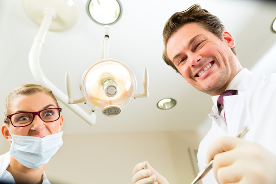 从病人的角度看，可怕的牙医和治疗助理