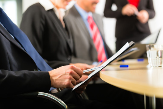 商务-商务人士在办公室有一个会议或研讨会，他们进行谈判或签订合同