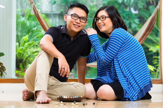 印尼一对年轻夫妇在家玩弹珠