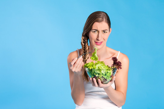 健康饮食，女士搭配新鲜沙拉和蔬菜