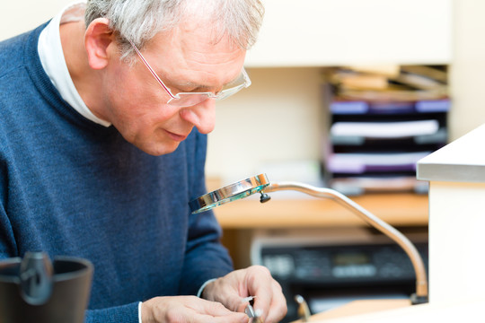 助听器声学专家在工作，他正在为听力受损的人研制助听器