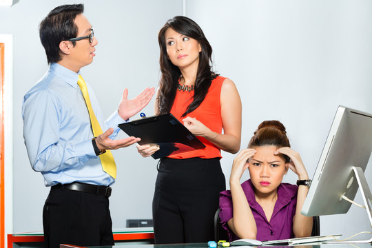 亚洲同事或同事和经理讨论或欺负员工，或因工作倦怠或问题而使员工感到压力或愤怒