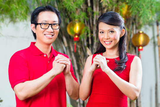 一对穿着红色衣服庆祝中国新年的新人