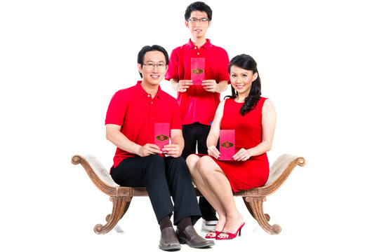 这对夫妇穿着红色的传统礼包庆祝中国新年
