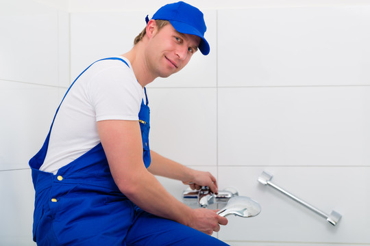 紧急服务-水管工或承包商在浴缸中修理不工作的淋浴