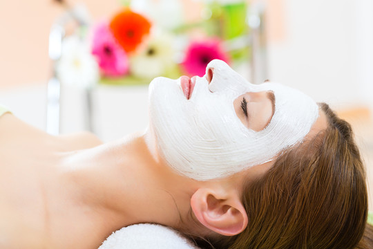 健康女性在SPA中接受面膜清洁和湿润皮肤