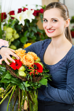 花店或苗圃里献黄玫瑰的女花匠