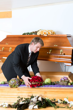 殡仪员在他的店里展示棺材