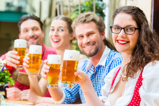 德国巴伐利亚，朋友们在传统的巴伐利亚餐厅或酒吧喝啤酒