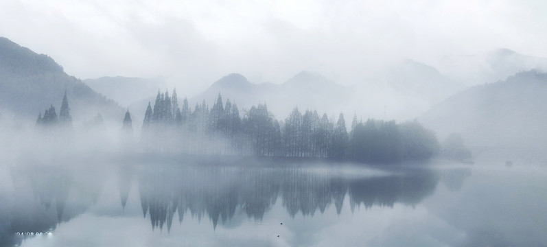 湖泊山景大雾
