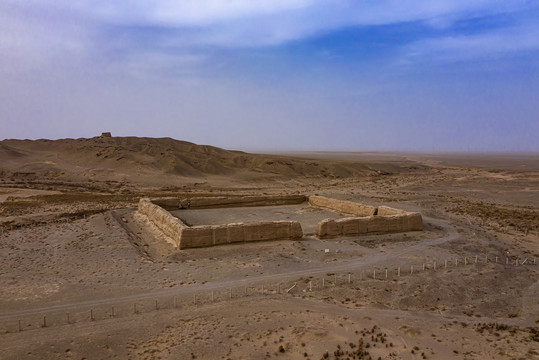 大漠戈壁城堡遗址