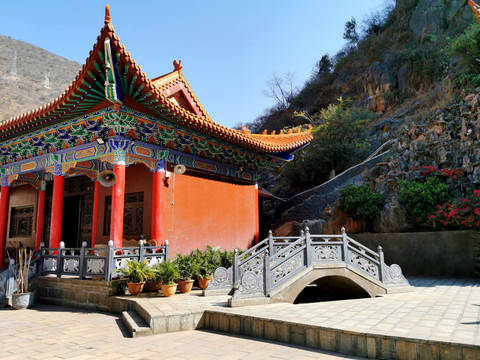 中式古建建筑彩绘石拱桥