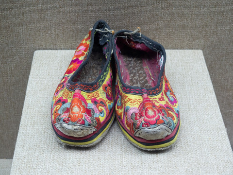 中国中西部羌族绣四季花卉男布鞋