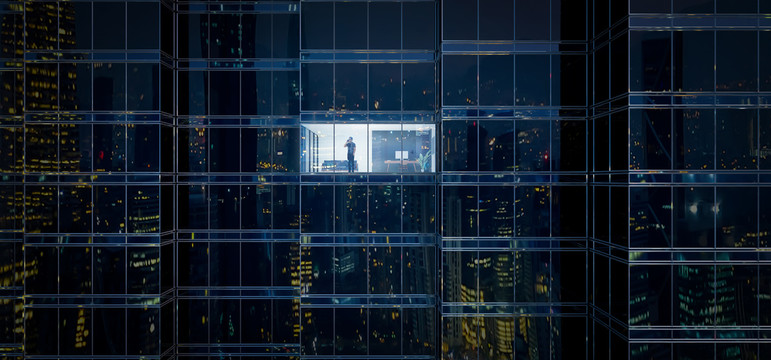 寫字樓建筑男子講電話城市夜景圖