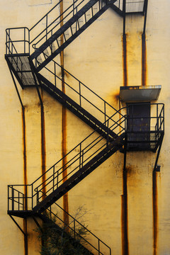 废弃工厂楼梯