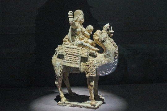 彩绘陶骑骆驼哺乳妇人俑