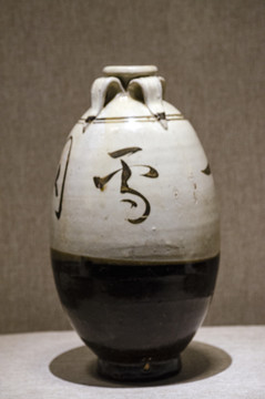河南博物院白地黑花风花雪月瓷瓶