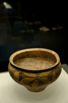 河南博物院藏品仰韶花瓣纹彩陶钵
