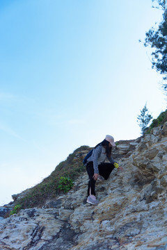 惠州黑排角海边山崖徒步旅行女孩