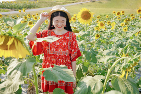 向日葵花海微笑的红衣女孩