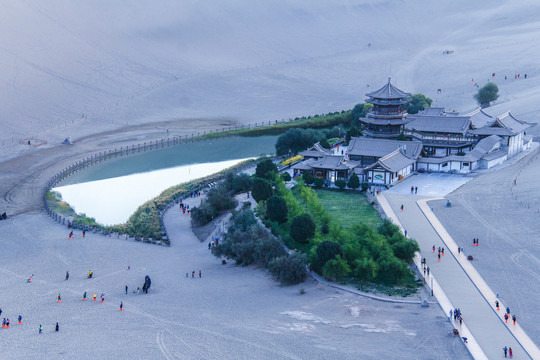 鸣沙山月牙泉