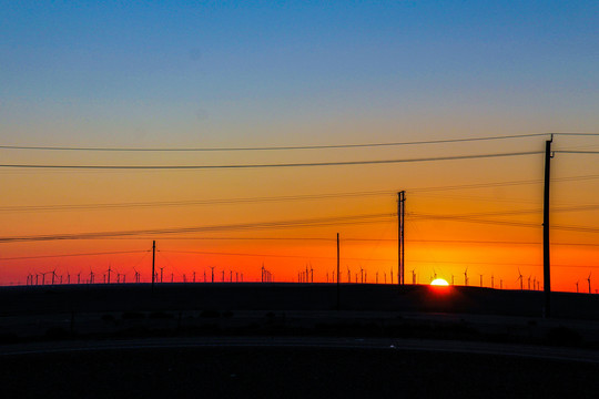 夕阳电线杆