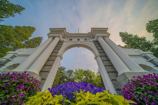 清华大学110周年校庆的二校门