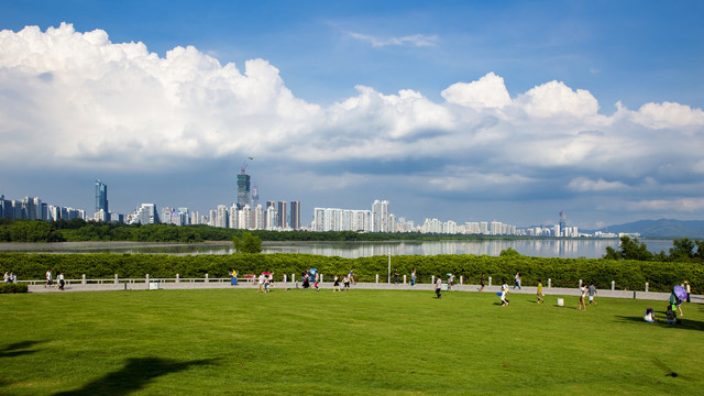 深圳蓝天白云晴天干净天空桌面