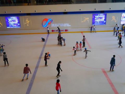 商场室内溜冰场