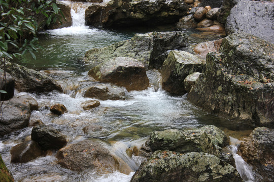 山間溪流