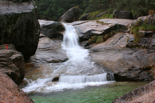 山間溪流